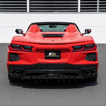 EOS diffuserpanel med fenor – blanksvart (CORVETTE C8 20–26)