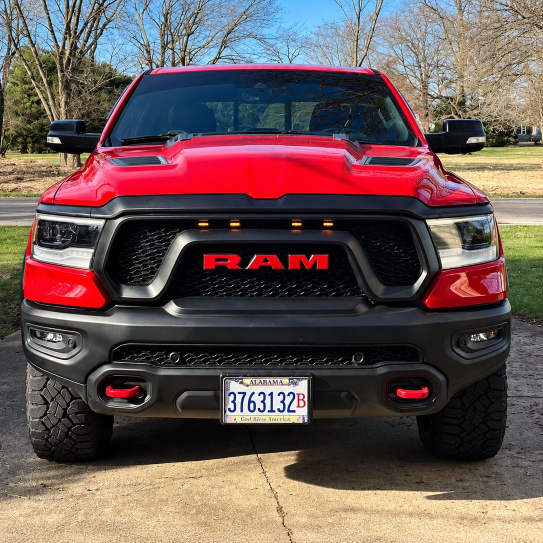 RAM-bokstäver till grill – röd LED-belysning – RAM 1500 2009–2024, beroende på grillutförande