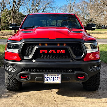RAM-bokstäver till grill – röd LED-belysning – RAM 1500 2009–2024, beroende på grillutförande