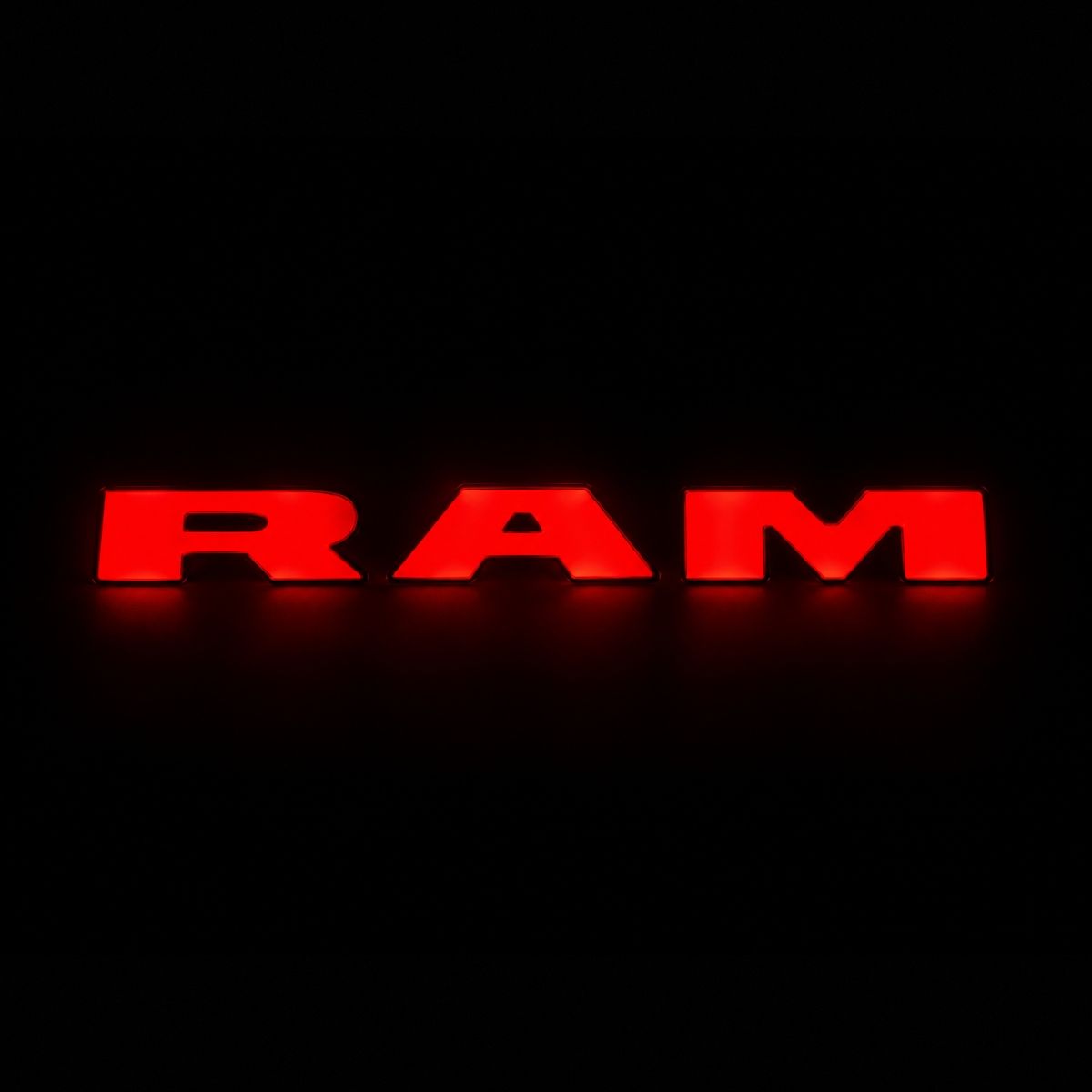 RAM-bokstäver till grill – röd LED-belysning – RAM 1500 2009–2024, beroende på grillutförande - 4