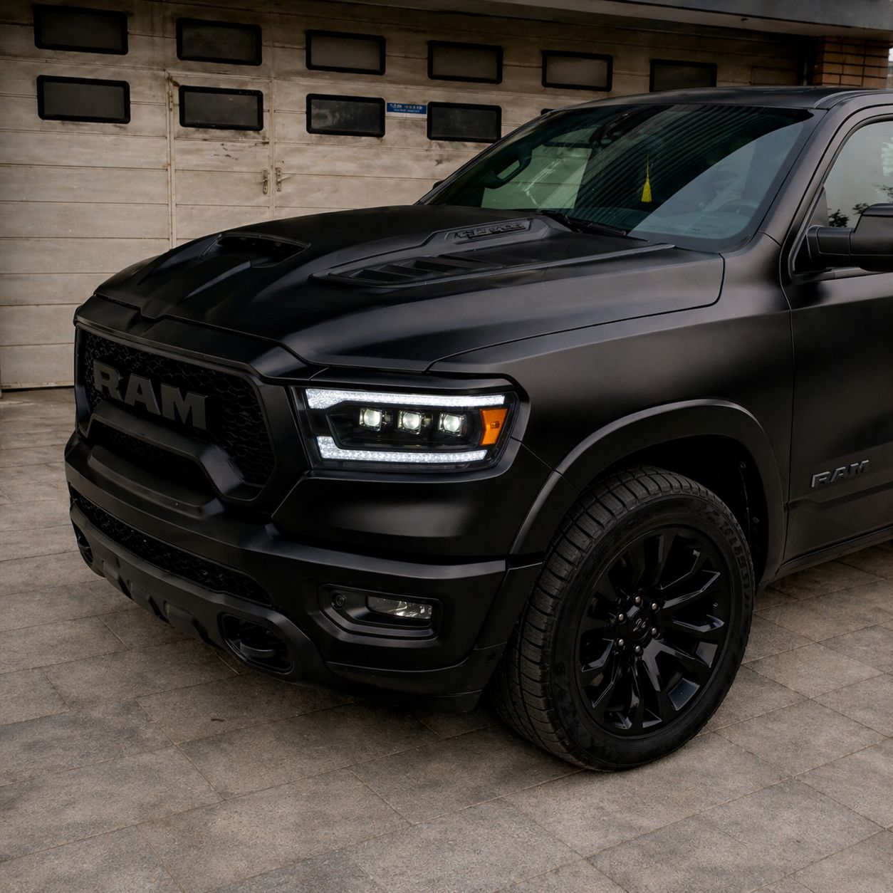 Frontstötfångarsats – TRX-stil med grill och LED-dimljus – RAM 1500 DT 2019–2023 Tradesman, Big Horn och Laramie - 4