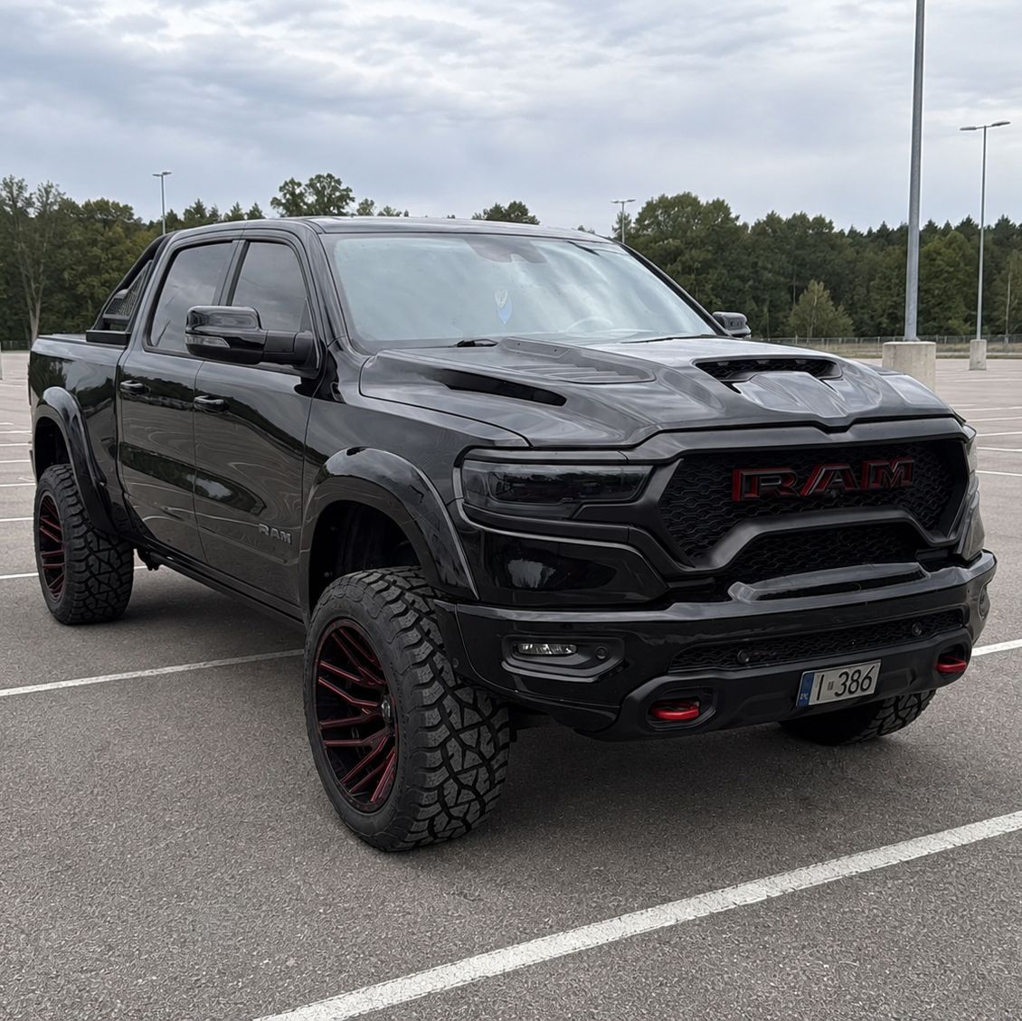 Frontstötfångarsats – TRX-stil med grill och LED-dimljus – RAM 1500 DT 2019–2023 Limited och Longhorn