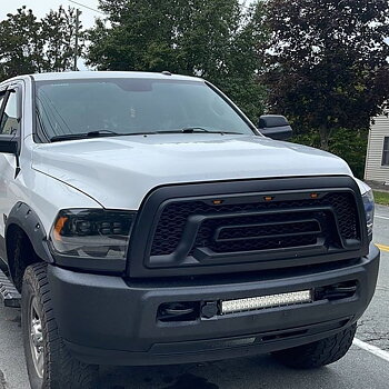 Övre grill med LED – Rebel-stil – mattsvart – RAM 2500/3500 2010–2018