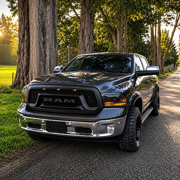 Övre grill med LED – Rebel-stil – mattsvart – svarta bokstäver – RAM 1500 2013–2018