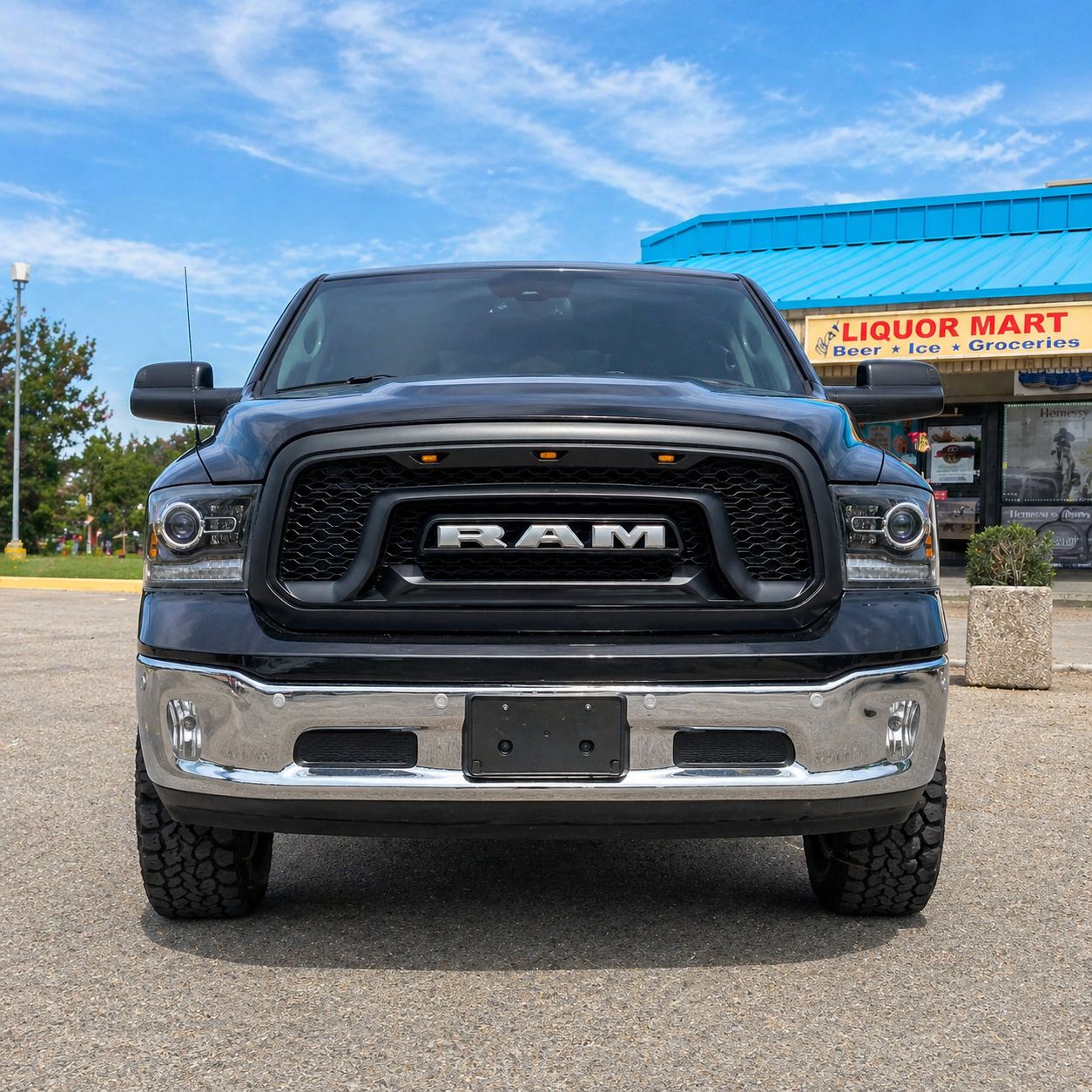 Övre grill med LED – Rebel-stil – mattsvart – silverfärgade bokstäver – RAM 1500 2013–2018