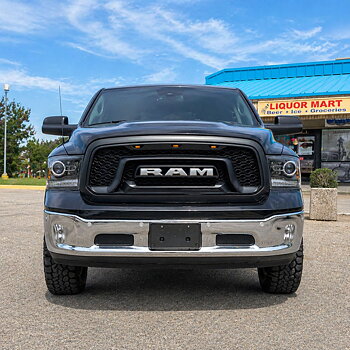 Övre grill med LED – Rebel-stil – mattsvart – silverfärgade bokstäver – RAM 1500 2013–2018