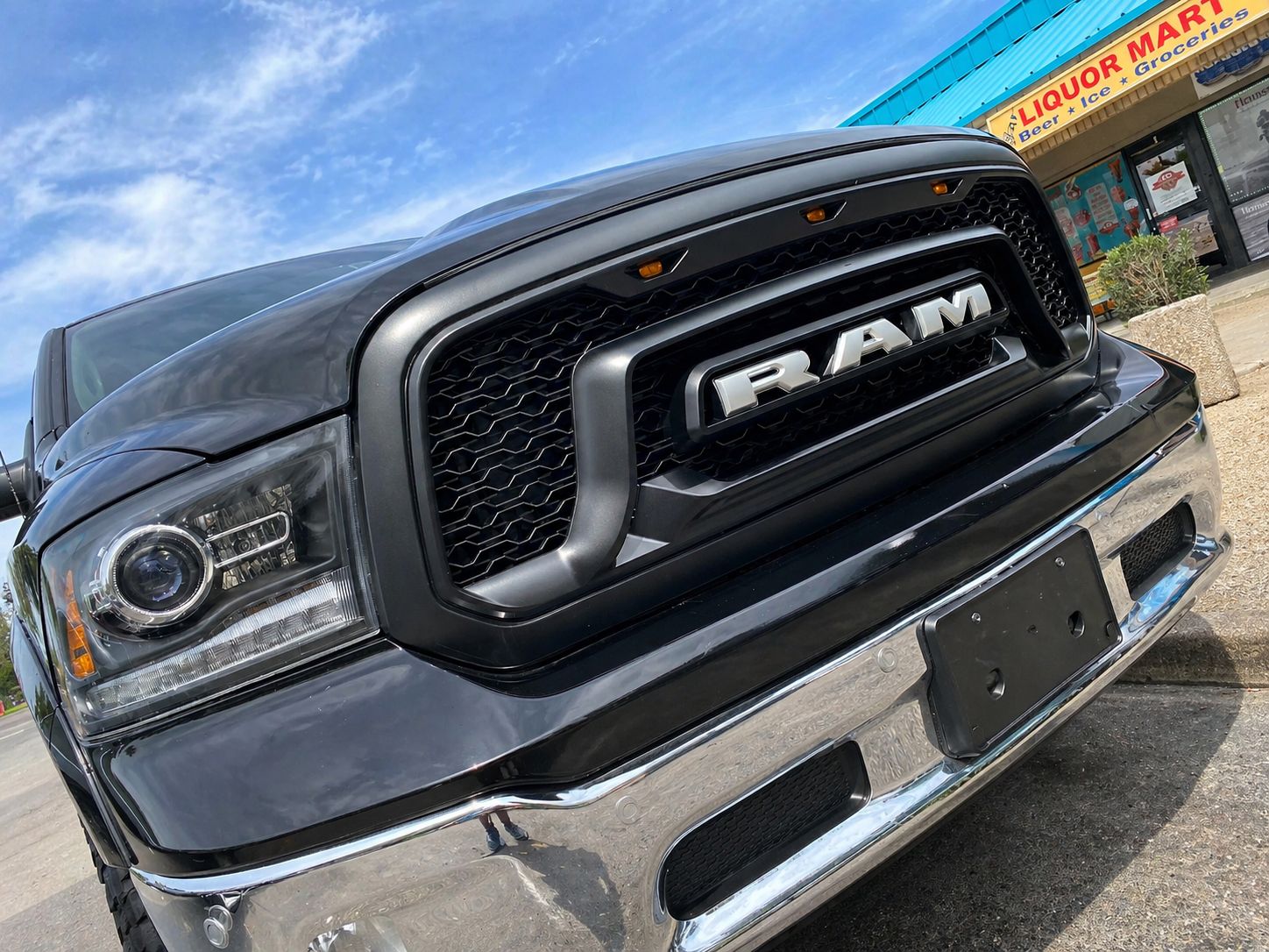 Övre grill med LED – Rebel-stil – mattsvart – silverfärgade bokstäver – RAM 1500 2013–2018 - 3