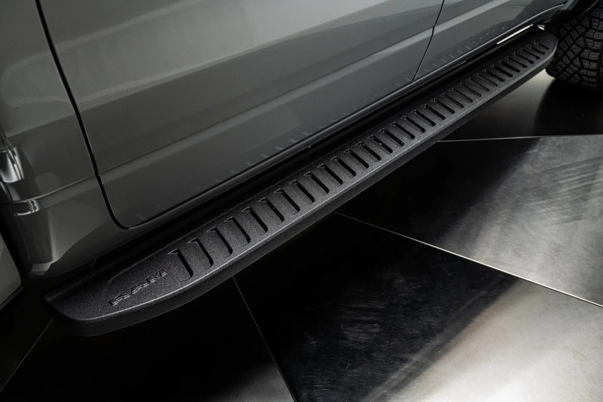 Sidosteg – TRX-stil – svarta – par – RAM 1500 DT Crew Cab 2019–2023