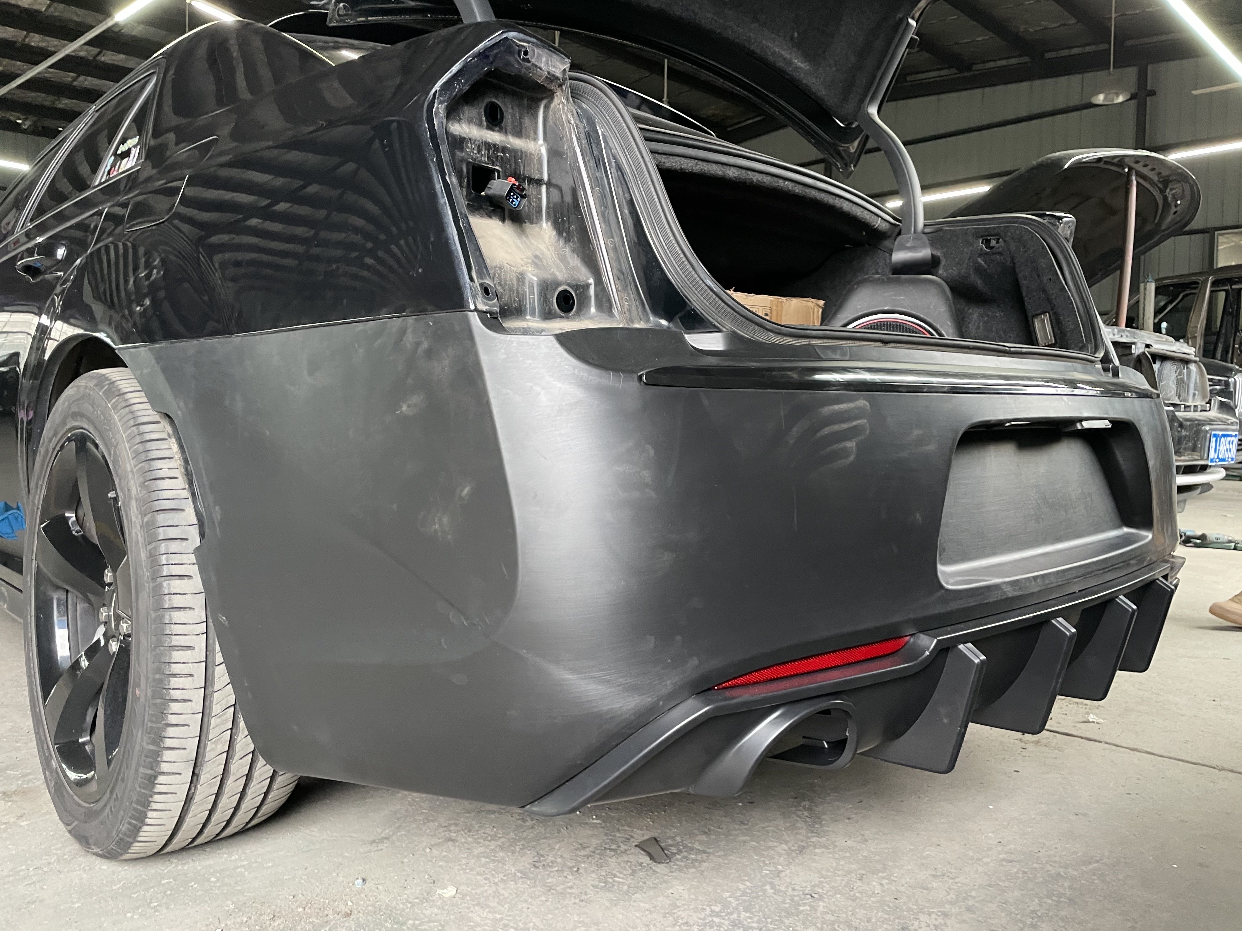 Komplett SRT-inspirerad bakre stötfångare (CHRYSLER 300 15–23) - 9