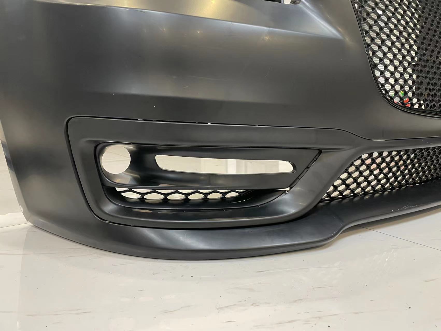 Komplett SRT-inspirerad främre stötfångare med dimljus och DRL (CHRYSLER 300 12–23) - 11