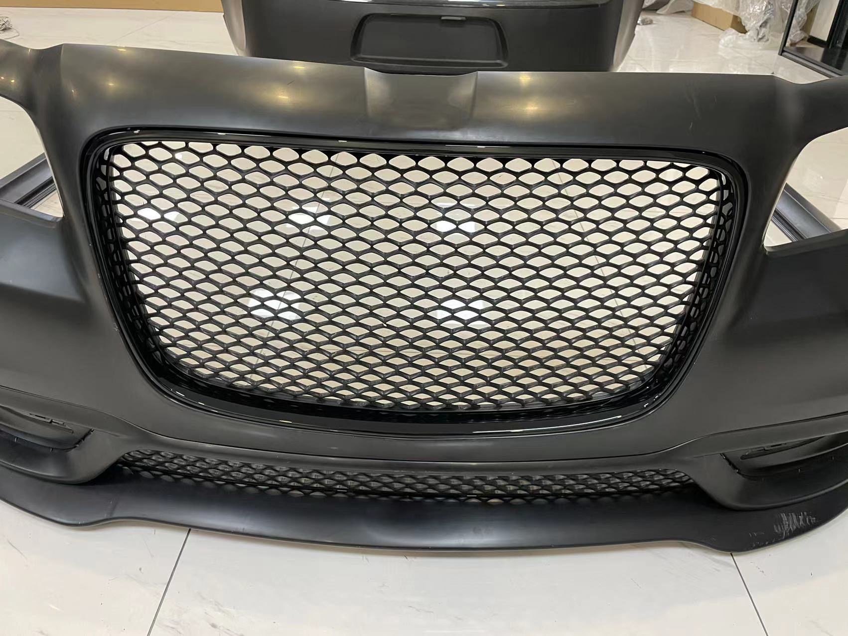 Komplett SRT-inspirerad främre stötfångare med dimljus och DRL (CHRYSLER 300 12–23) - 9