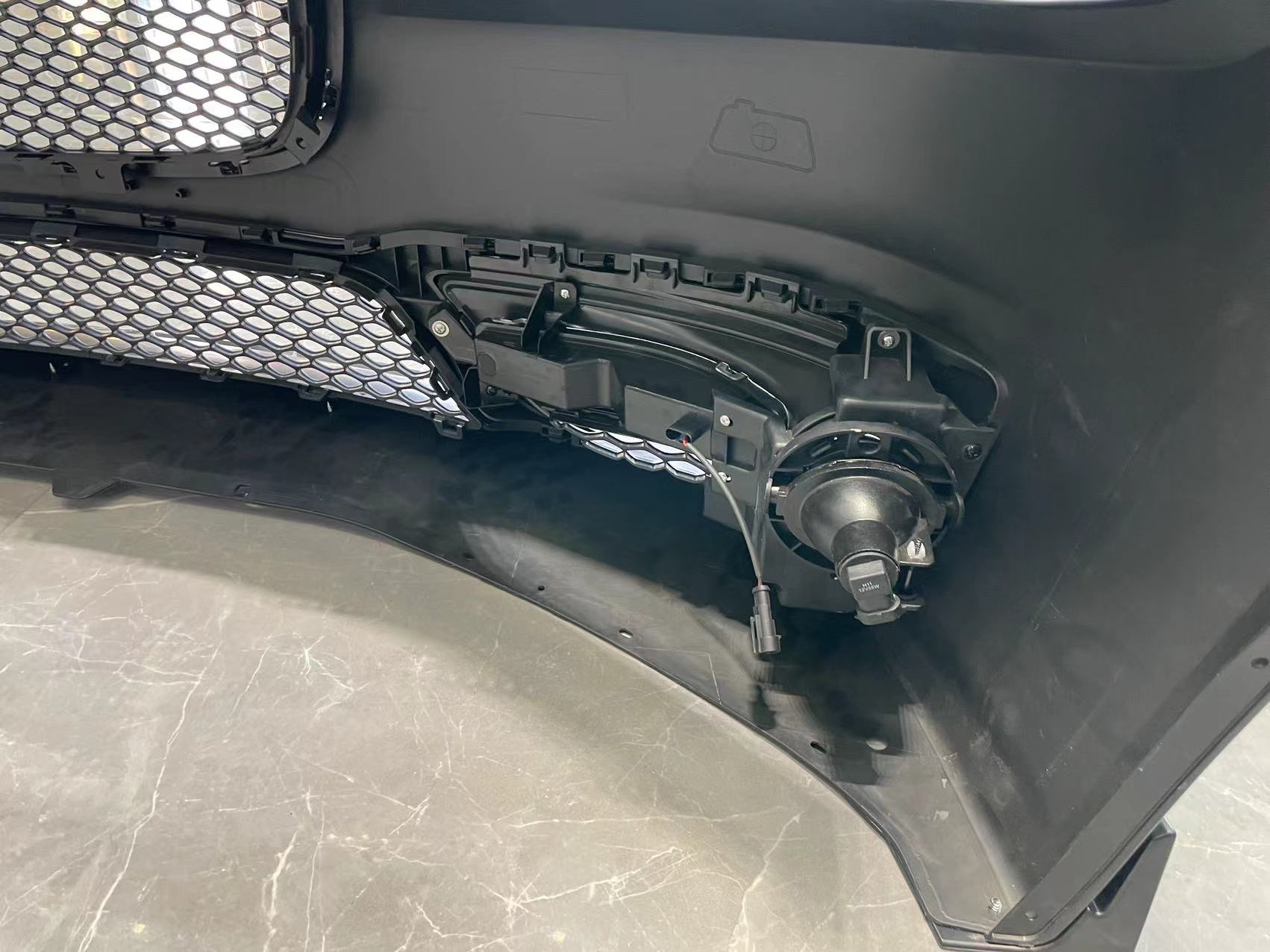 Komplett SRT-inspirerad främre stötfångare med dimljus och DRL (CHRYSLER 300 12–23) - 12