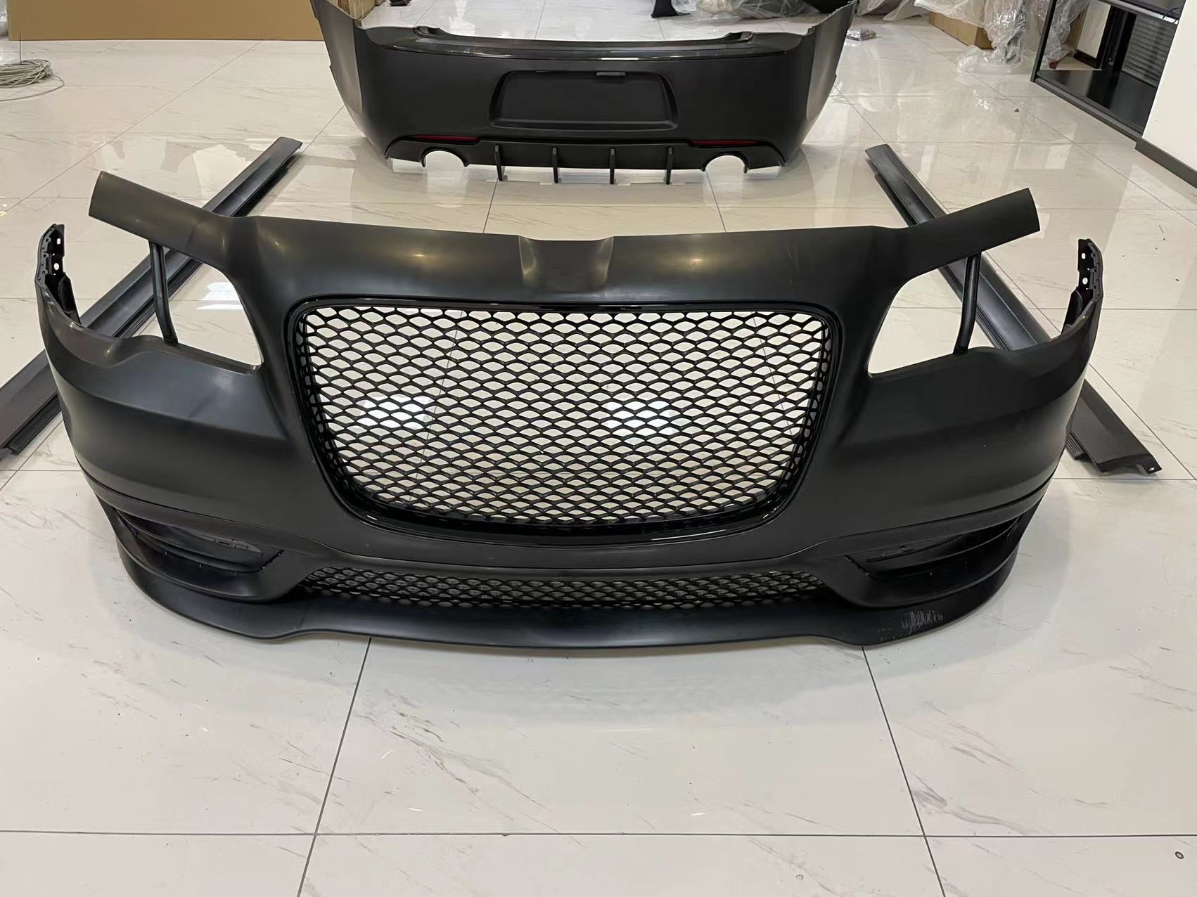 Komplett SRT-inspirerad främre stötfångare med dimljus och DRL (CHRYSLER 300 12–23) - 8