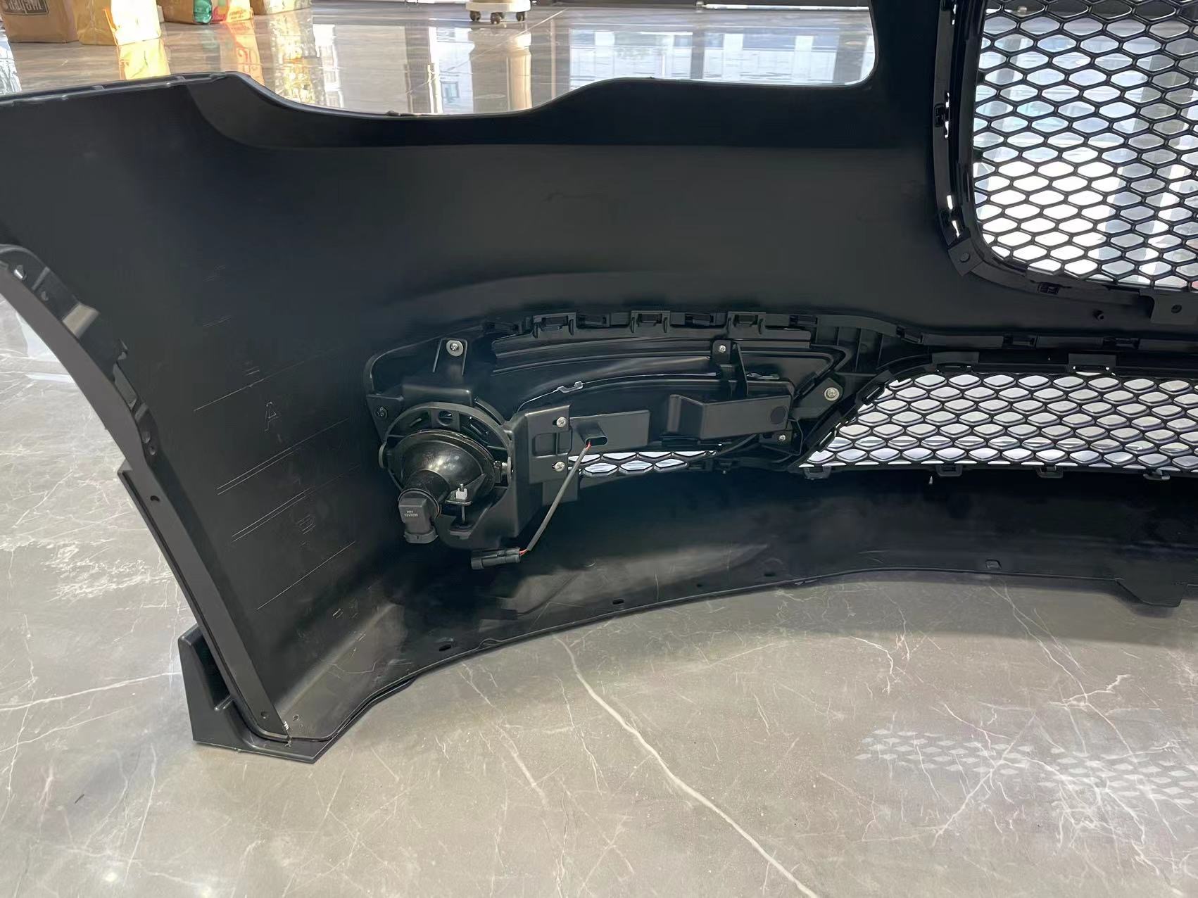 Komplett SRT-inspirerad främre stötfångare med dimljus och DRL (CHRYSLER 300 12–23) - 13