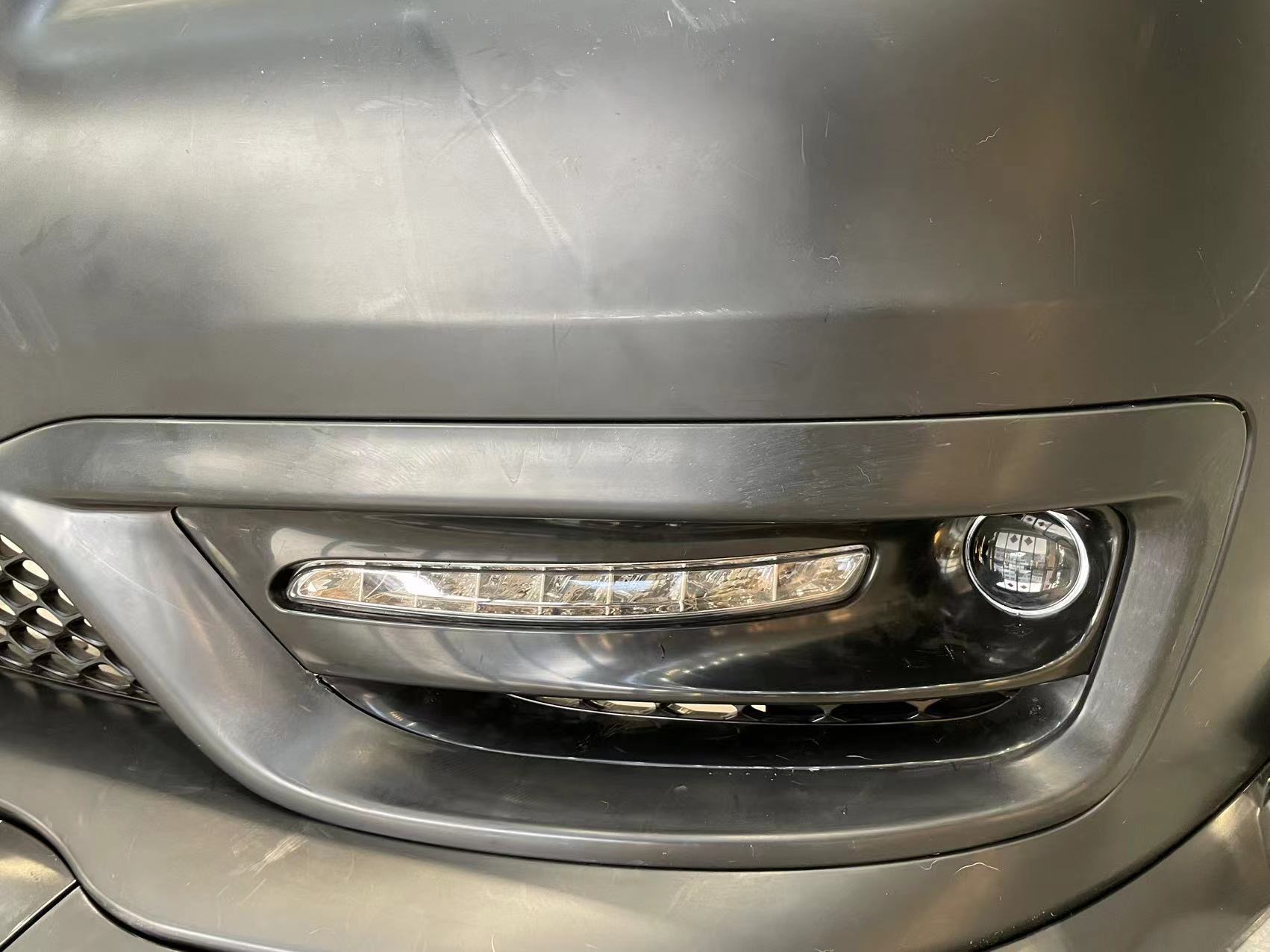 Komplett SRT-inspirerad främre stötfångare med dimljus och DRL (CHRYSLER 300 12–23) - 10