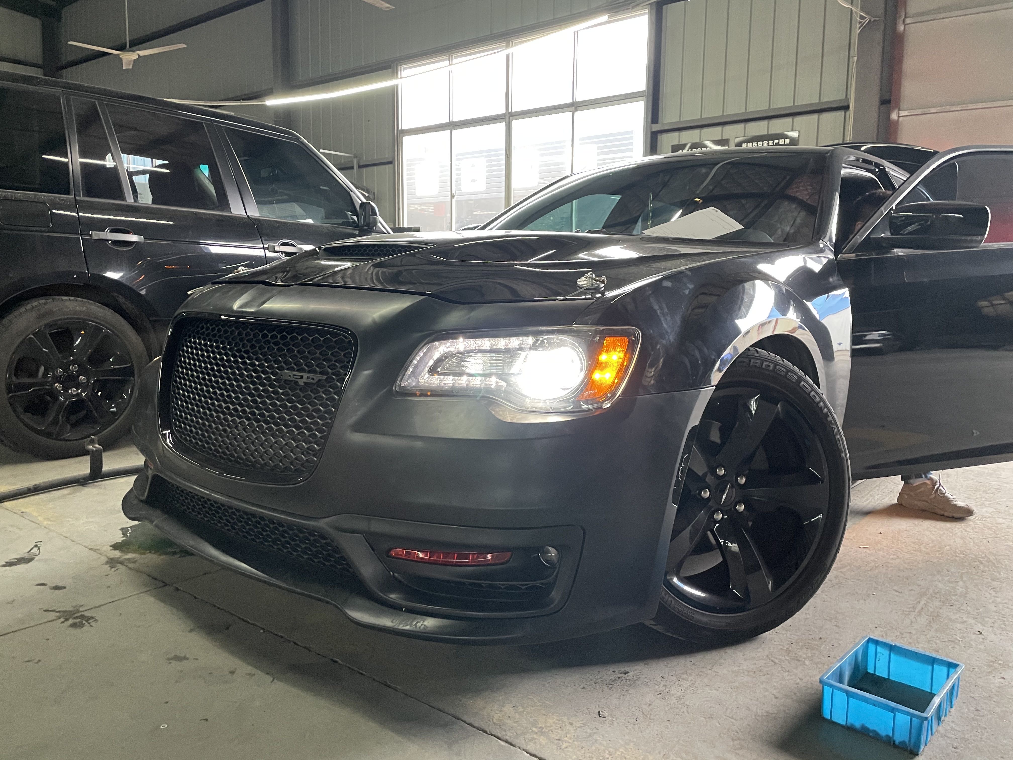 Komplett SRT-inspirerad främre stötfångare med dimljus och DRL (CHRYSLER 300 12–23) - 6