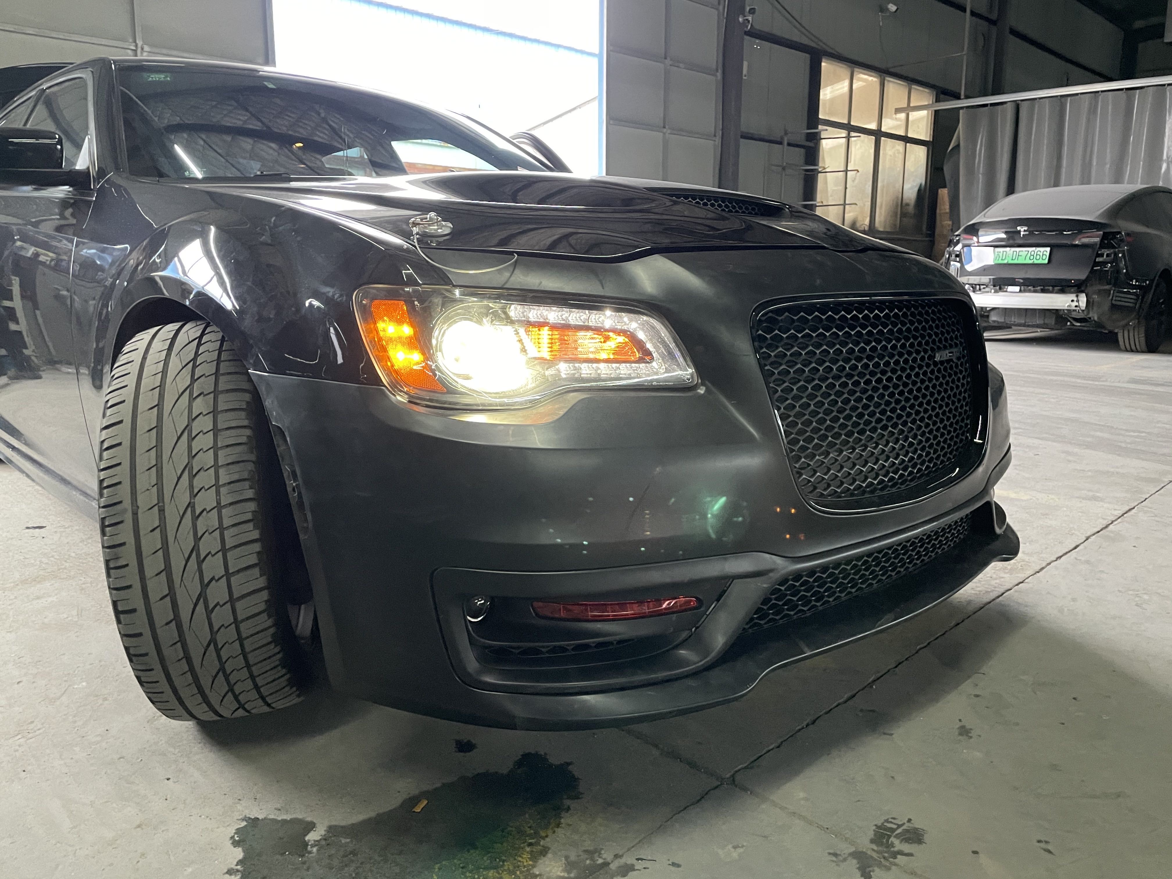 Komplett SRT-inspirerad främre stötfångare med dimljus och DRL (CHRYSLER 300 12–23) - 7