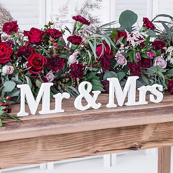 Stående träbokstäver "Mr & Mrs" | Vita