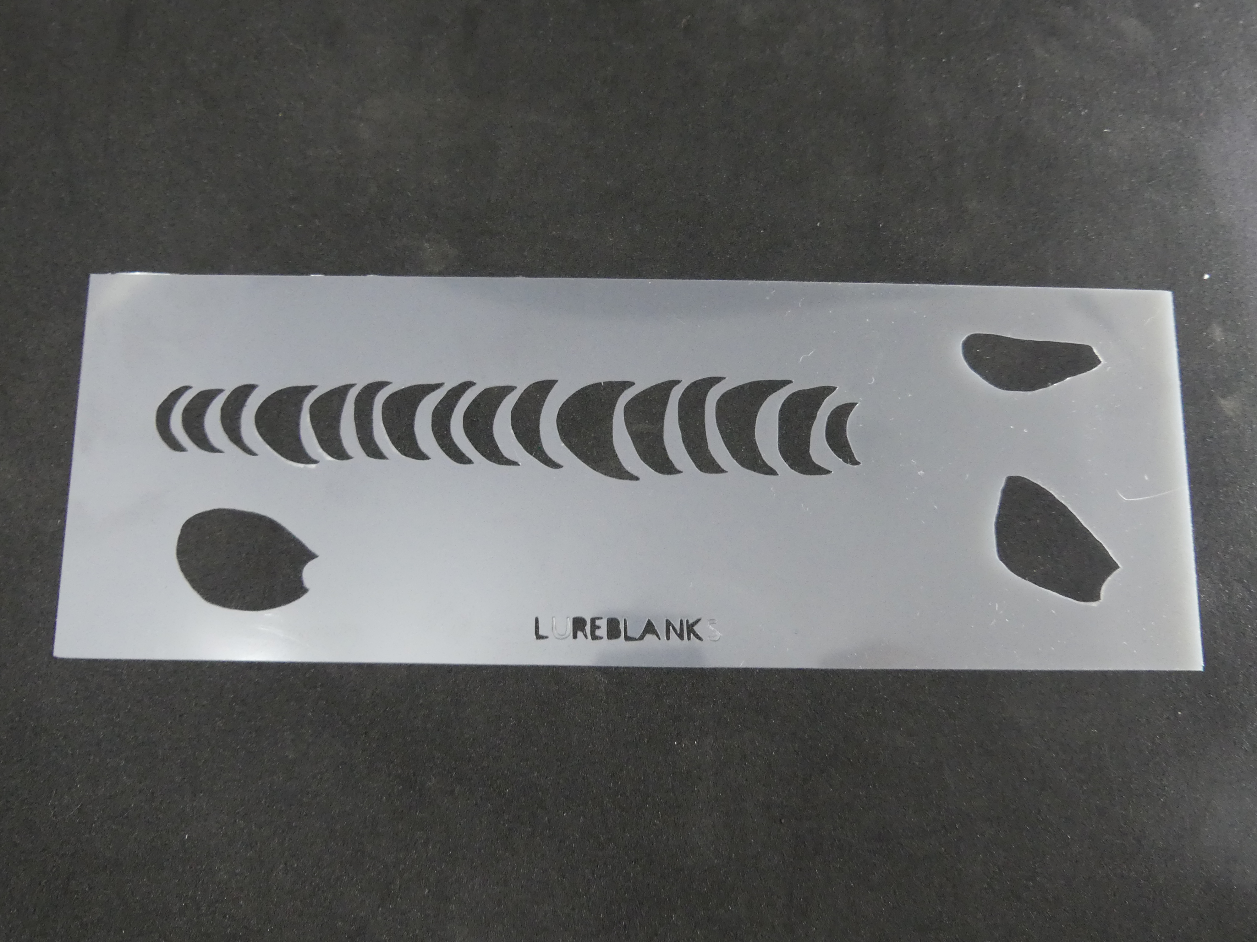 Stencil 15 cm x 5,5 cm: Mirror carp pattern medium - Lureblanks