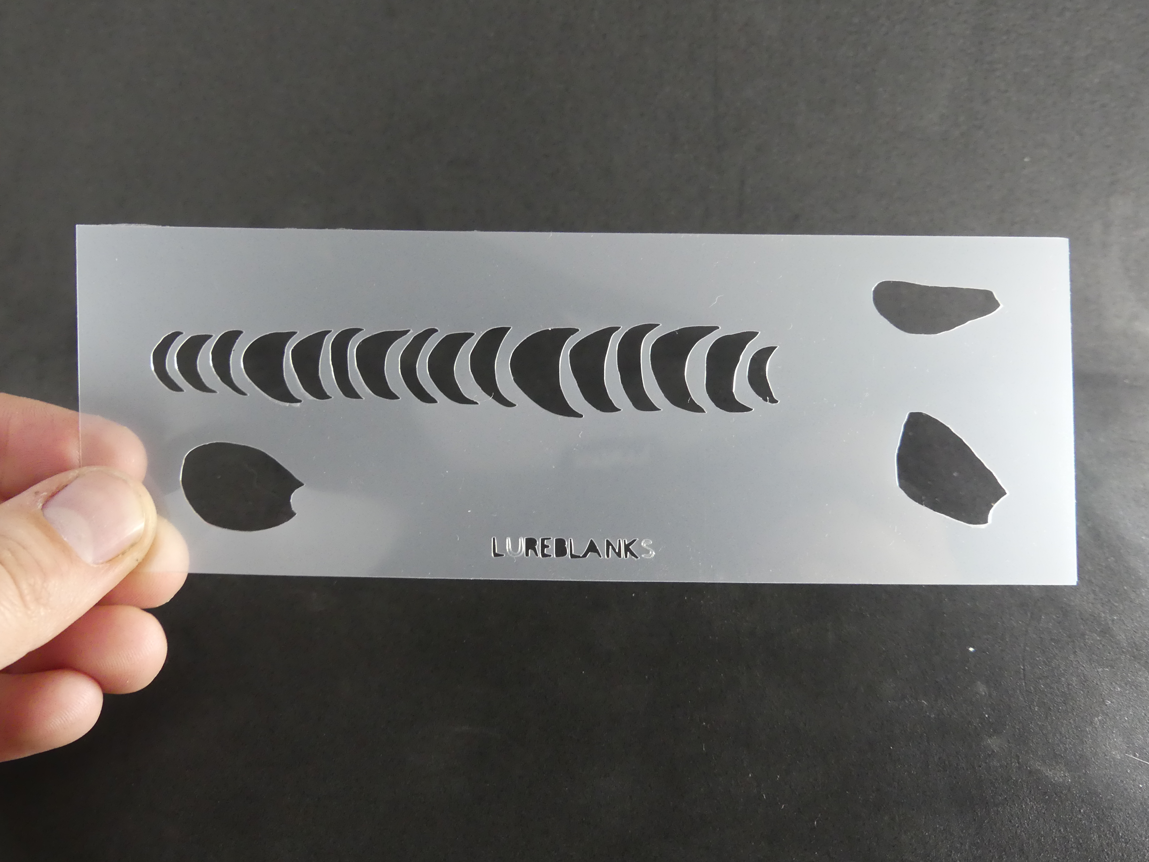 Schablon 15,5 cm x 5,5 cm: Spegelkarp mönster mellan - 2