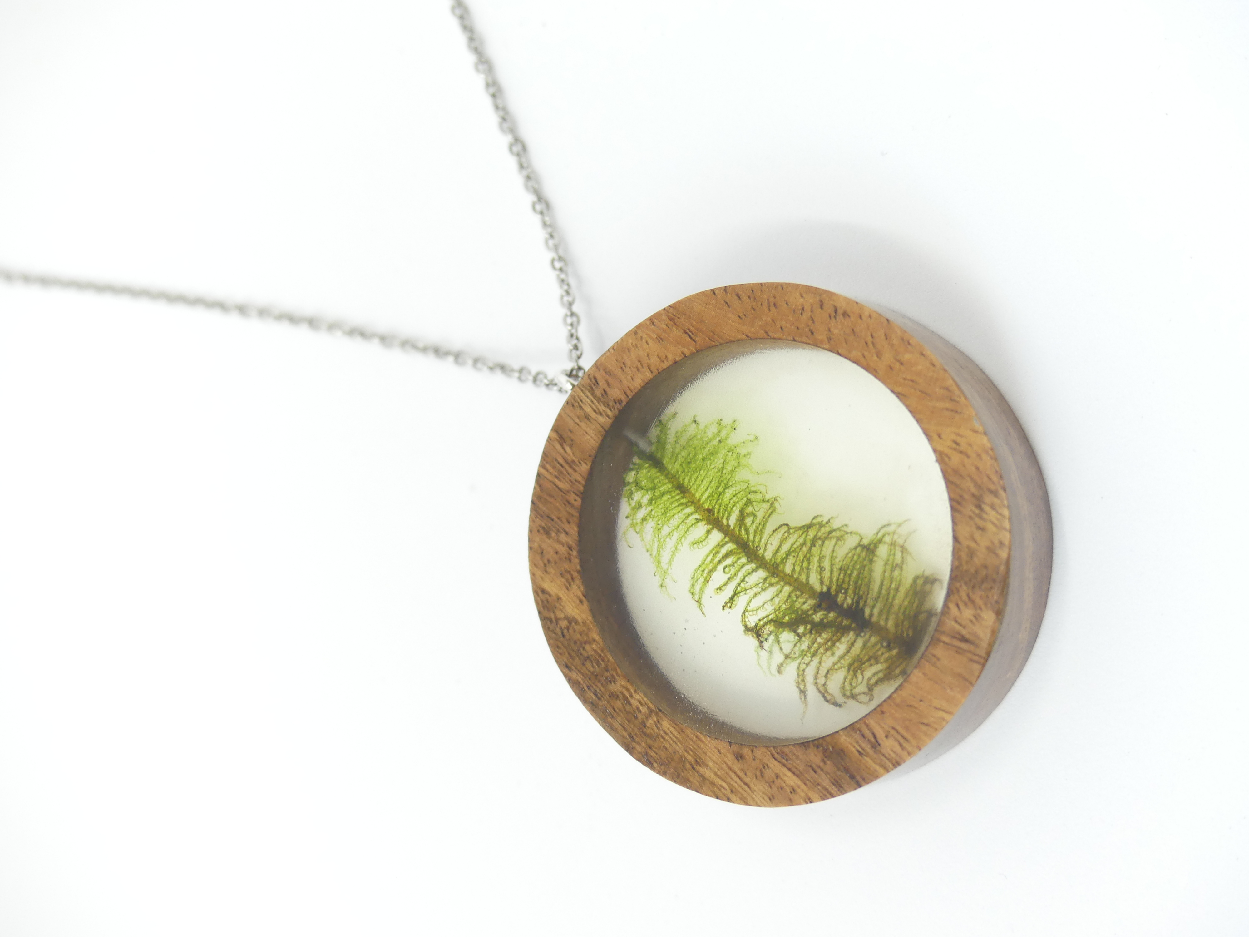 Epoxy necklace with fern moss Medium Scandipure