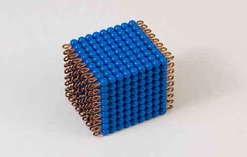 Kub nr 9 - rörligaplastpärlor