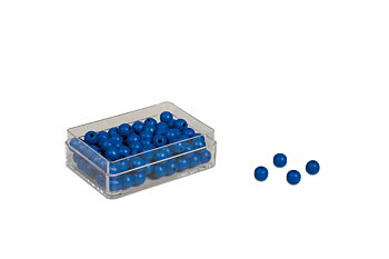 Plastask med 100 st blå träpärlor.