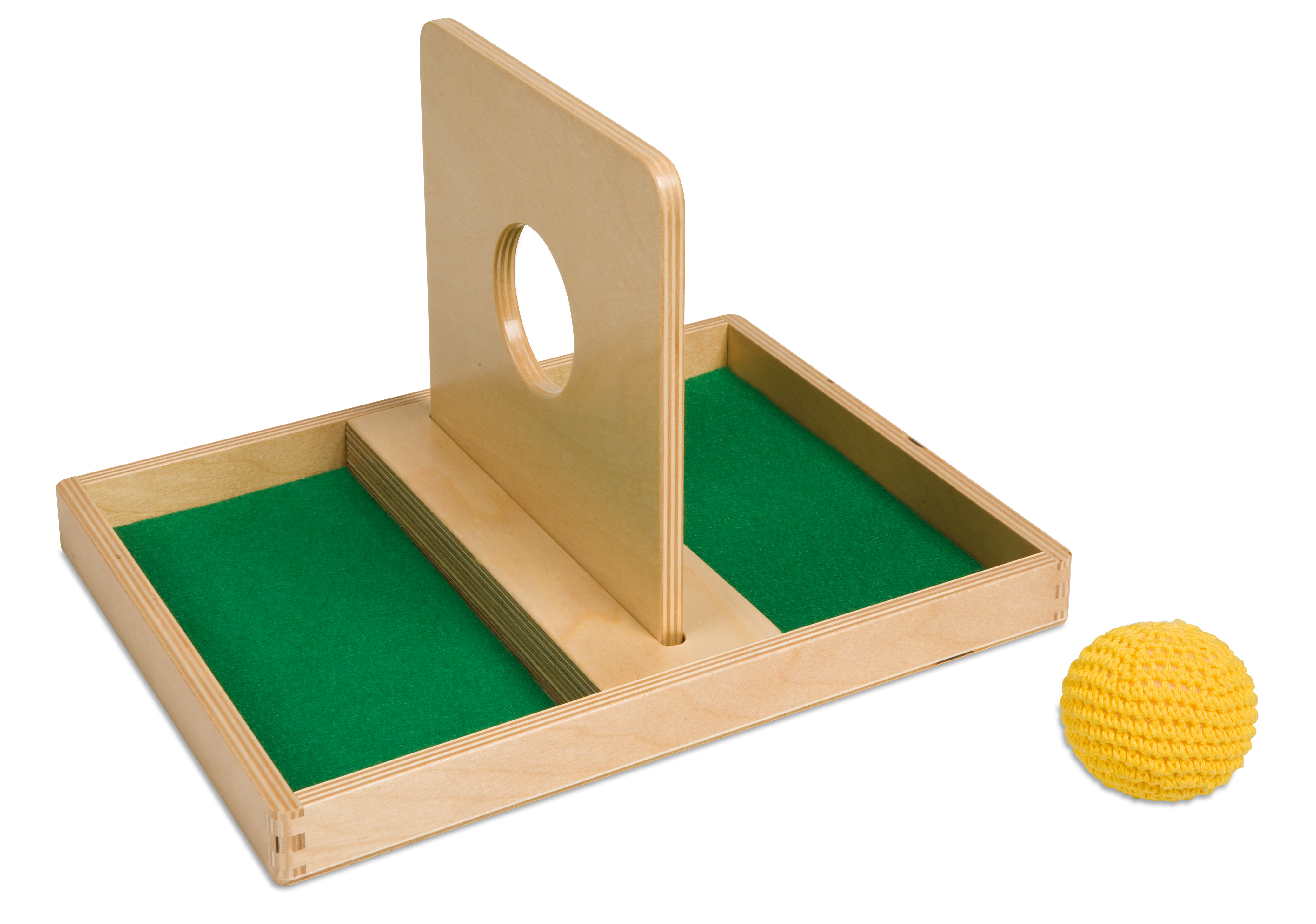 Bricka med flyttbar vägg och hål samt stickad boll
