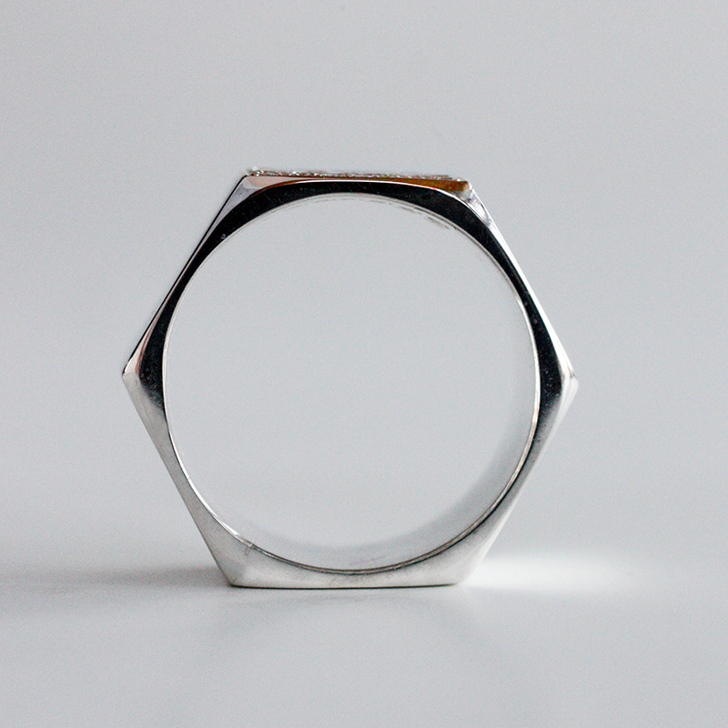 Unika smycken - ring i silver i form av en mutter, med 35 briljanter - 2