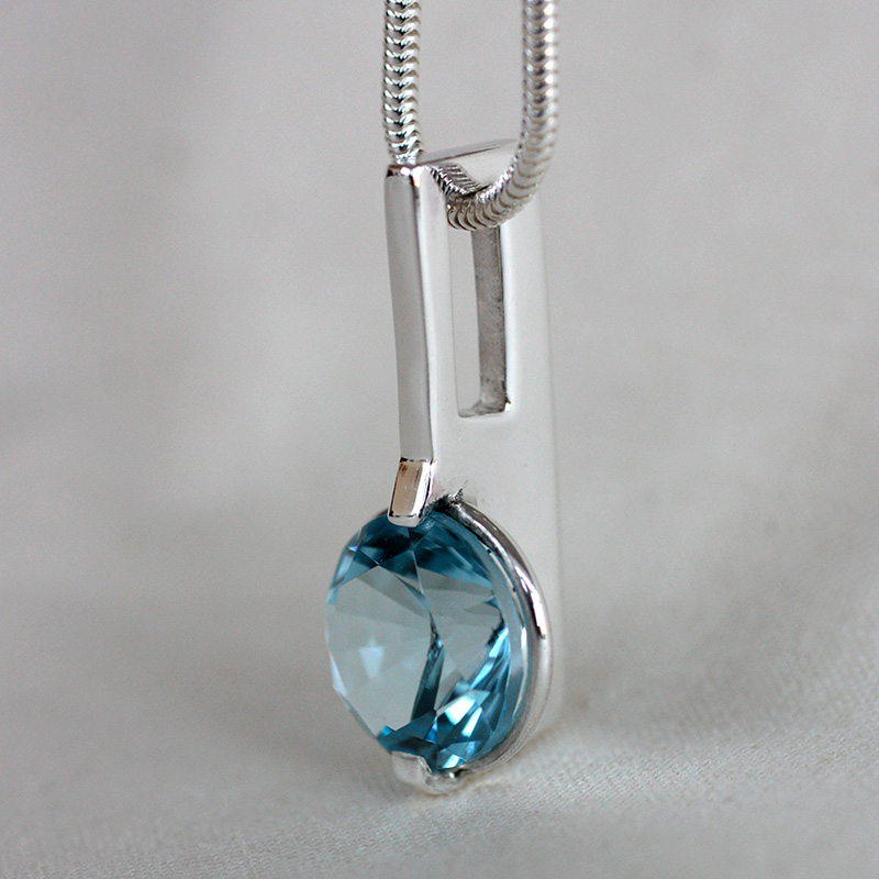 Blänk, pendant in silver with ø 10mm large blue topaz