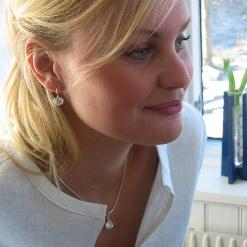 Blänk, pendant in silver with ø 10mm cubic zirconia on model