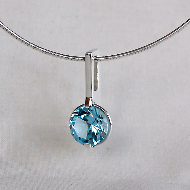 Blänk, pendant in silver with ø 10mm large blue topaz