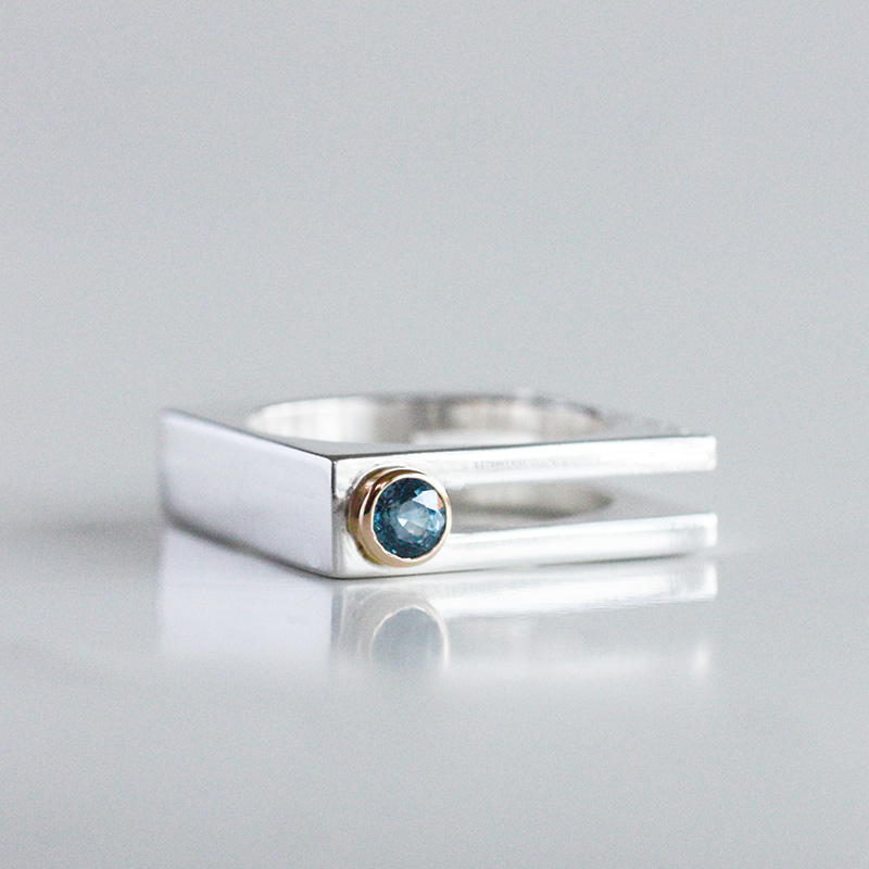 One-of jewellery - square silver ring with a Montana sapphire in a gold setting - 2