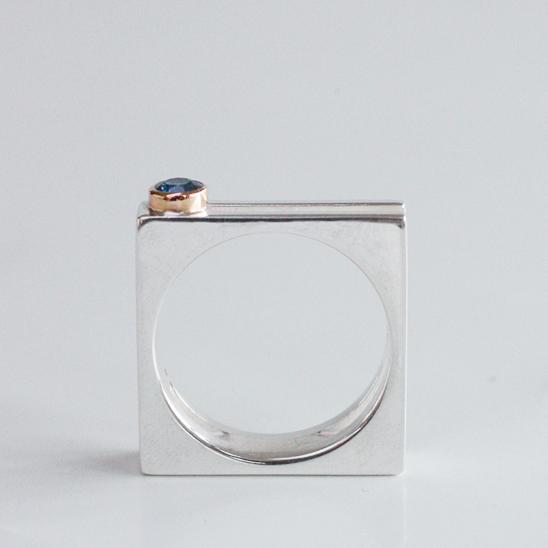 One-of jewellery - square silver ring with a Montana sapphire in a gold setting