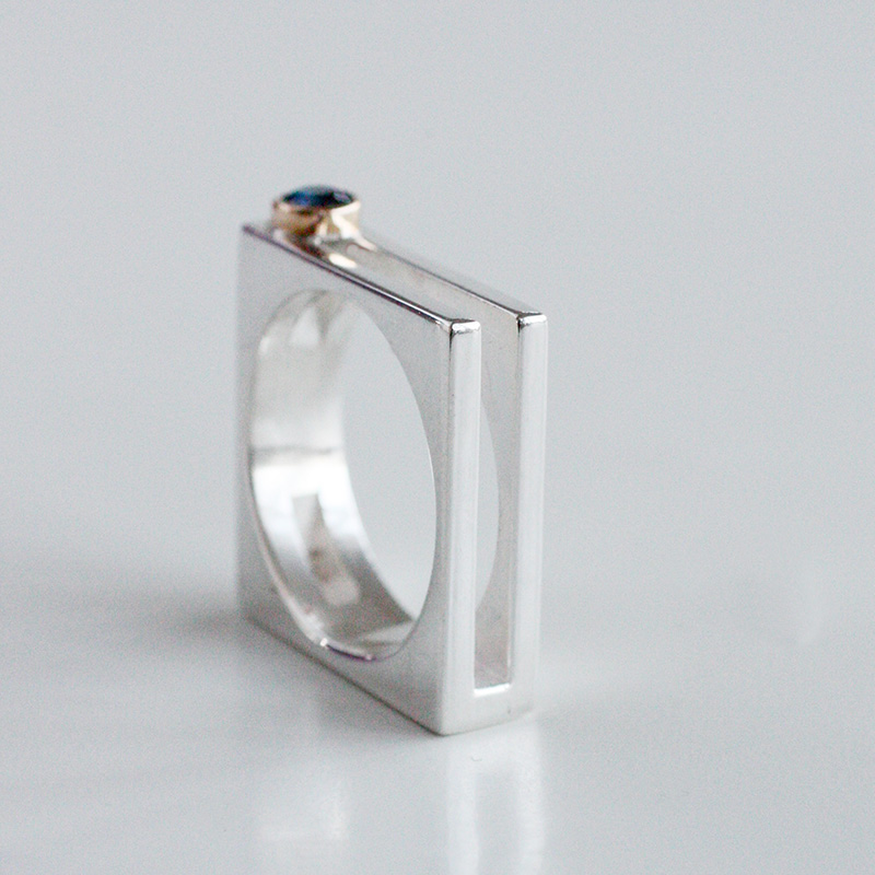 One-of jewellery - square silver ring with a Montana sapphire in a gold setting - 3
