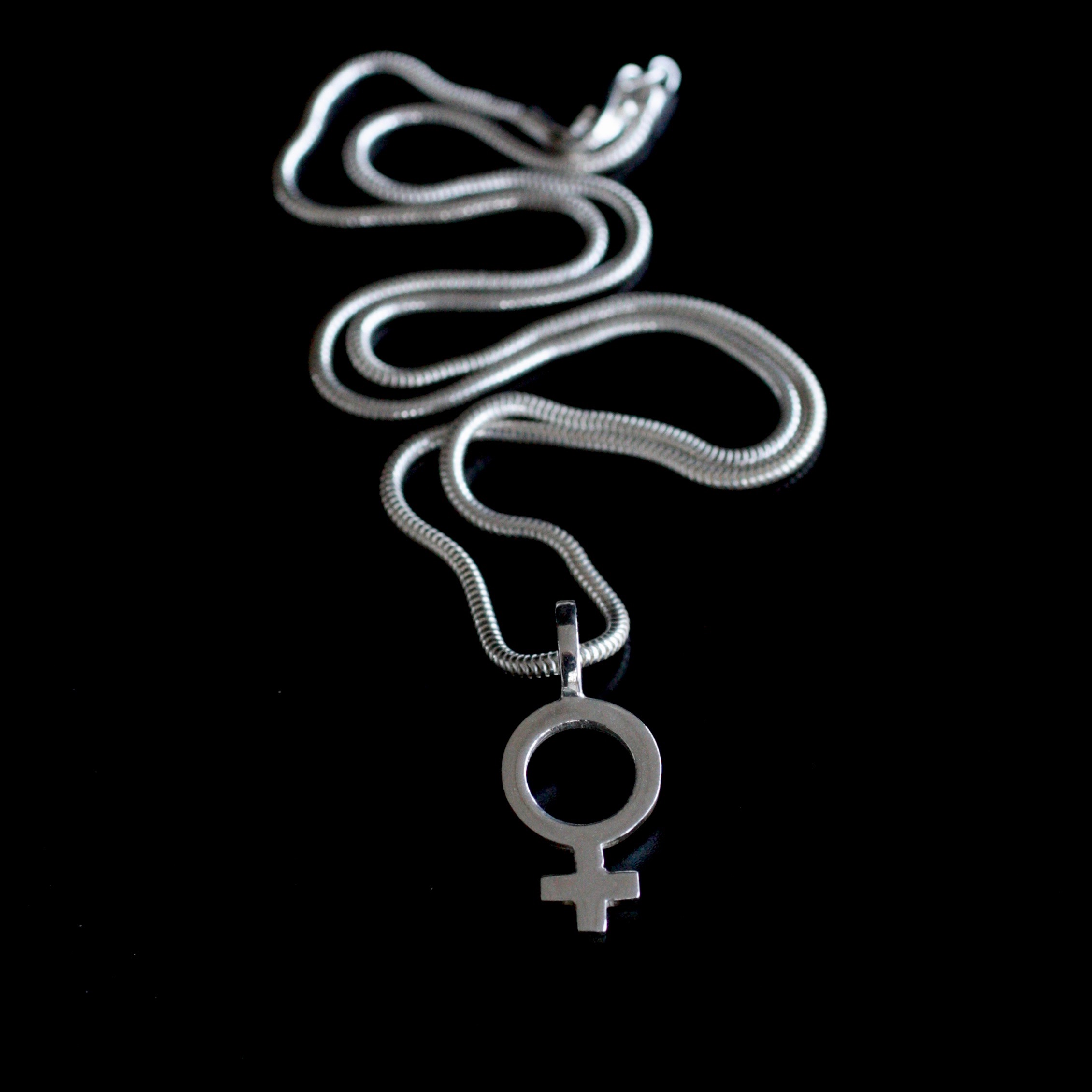 Kompass - sterling silver venus sign pendant