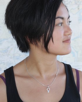 Kompass - sterling silver venus sign pendant