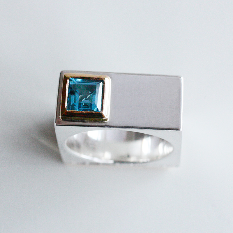 Unika smycken - kvadratisk ring i silver med swiss blue Topas i guldfattning - 3