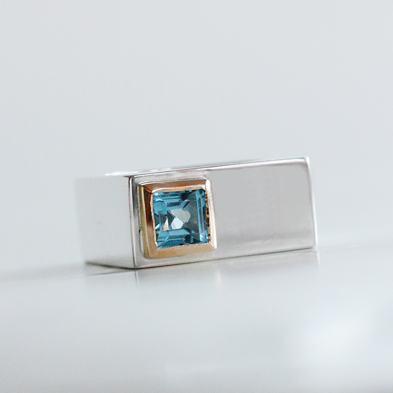 Unika smycken - kvadratisk ring i silver med swiss blue Topas i guldfattning - 4
