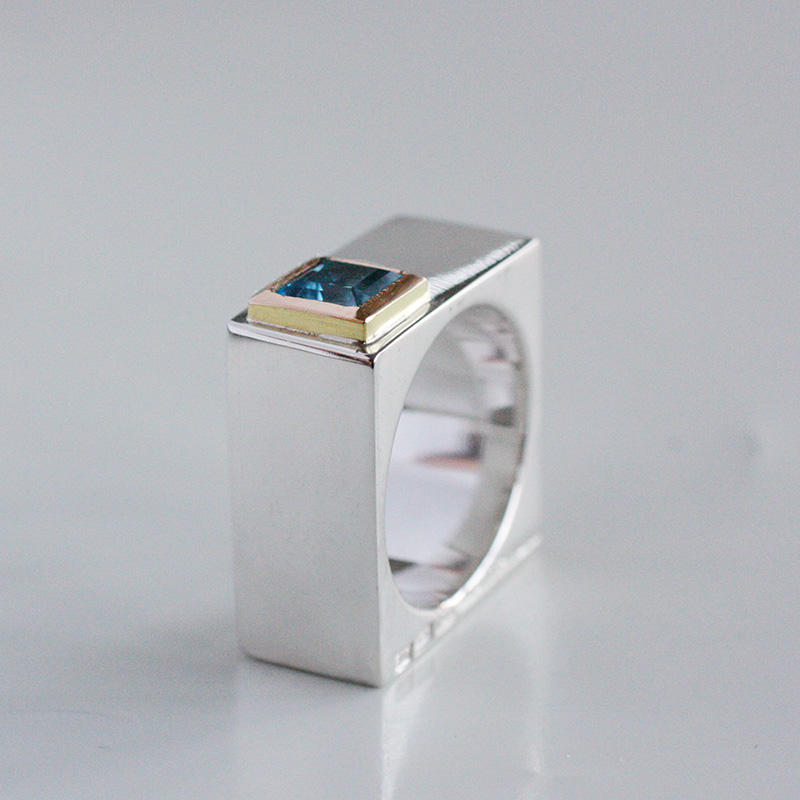 Unika smycken - kvadratisk ring i silver med swiss blue Topas i guldfattning - 2