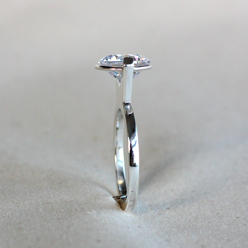 Blänk, smal ring i silver med cubic zirconia 