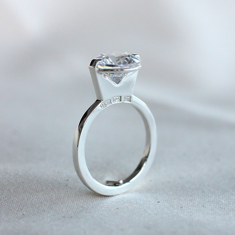 Blänk, smal ring i silver med cubic zirconia