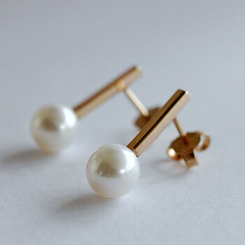 Pärla på stav - 18 kt gold earring 
