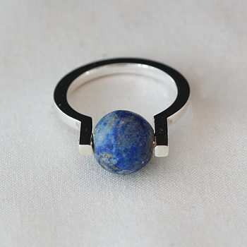 Logg - ring i silver med kulformade stenar