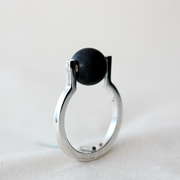 Logg - ring i silver med kulformade stenar