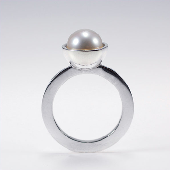 Pärla - thin sterling silver ring with pearl in a cup 