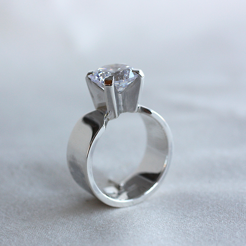 Blänk, bred ring i silver med cubic zirconia