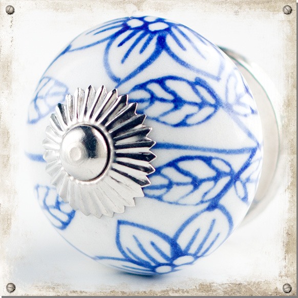 Porzellanknospe - 40 mm Durchmesser - Ländliche Knospe mit blauen Blüten und Blättern