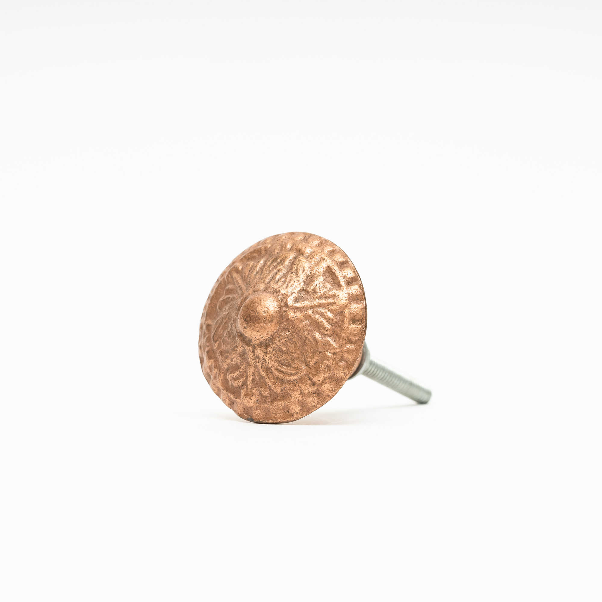 Bouton d'armoire de couleur laiton avec motif et surface mate rugueuse