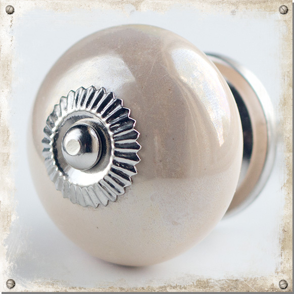 Pärlemor, rund beige knopp